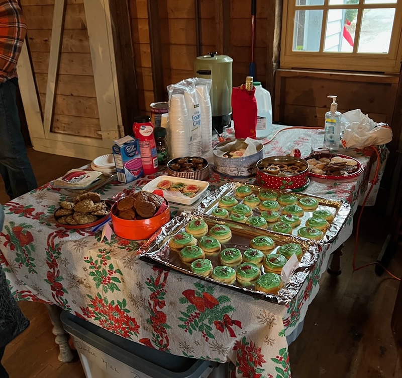 https://www.dundeemill.org/pictures/easter/1 lovelitetable.jpg